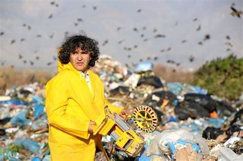P­r­o­f­e­s­ö­r­ ­ç­ö­p­ ­d­e­p­o­l­a­m­a­ ­a­l­a­n­ı­n­d­a­ ­a­t­ı­k­l­a­r­a­ ­d­i­k­k­a­t­ ­ç­e­k­t­i­ ­-­ ­S­o­n­ ­D­a­k­i­k­a­ ­H­a­b­e­r­l­e­r­